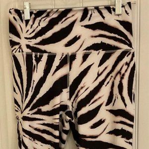 Fabletics PureLuxe Animal-Print Leggings NWT - Size L (10)